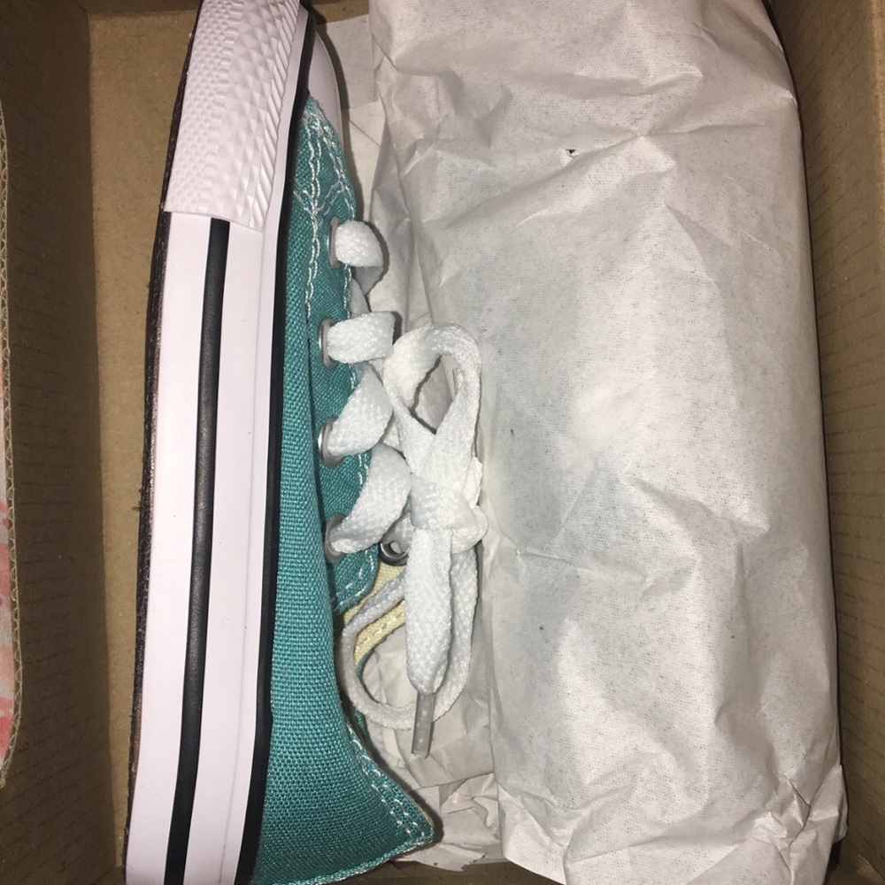 New brand toddler chucks never been woren